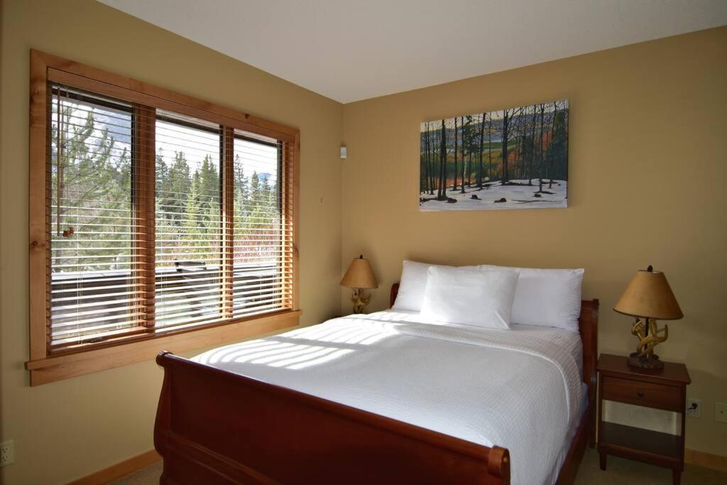 Luxurious Rundle Cliffs Lodge In Spring Creek Canmore Dış mekan fotoğraf