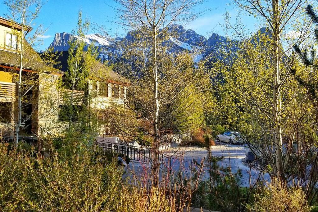 Luxurious Rundle Cliffs Lodge In Spring Creek Canmore Dış mekan fotoğraf