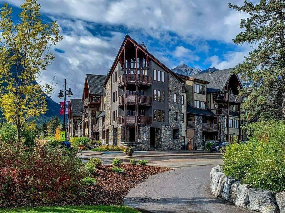Luxurious Rundle Cliffs Lodge In Spring Creek Canmore Dış mekan fotoğraf