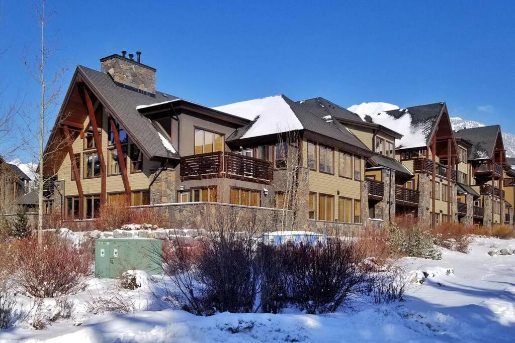 Luxurious Rundle Cliffs Lodge In Spring Creek Canmore Dış mekan fotoğraf