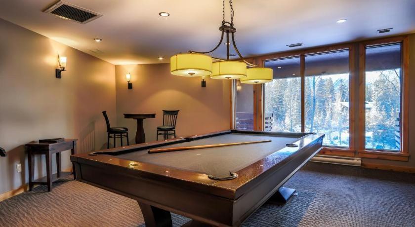 Luxurious Rundle Cliffs Lodge In Spring Creek Canmore Dış mekan fotoğraf